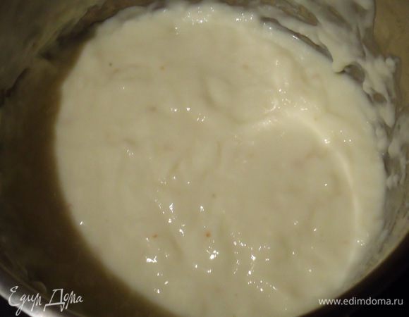 Оставшееся молоко доводим до кипения на среднем огне, вливаем крахмальную массу. Постоянно помешивая, варим до загущения. Отправляем массу в холодильник остывать. 