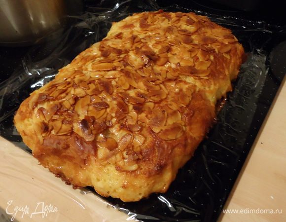 Достаем пирог из духовки и формы, оставляем остывать. В это время пока можно погрызть ирисные нити, который появились по бокам пирога там, где стекла начинка=))