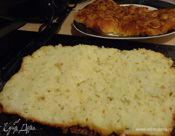 Когда пирог остынет, разрежем его на 2 коржа. Только полюбуйтесь на все эти дырочки!!! Нет ничего прекрасней в этом мире=))