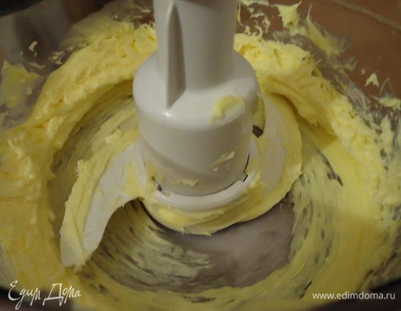Вернемся к крему. Взбиваем сливочное масло.