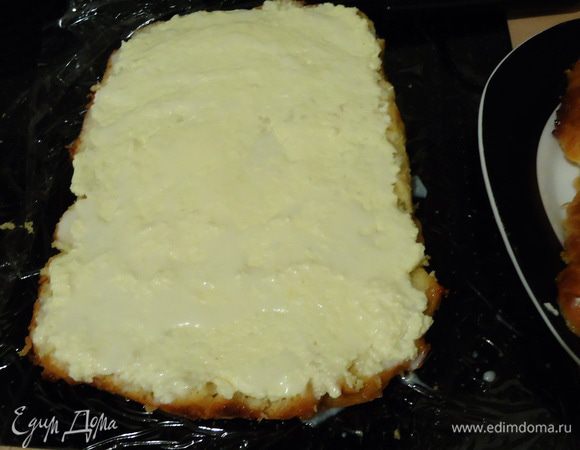 Смешиваем масло с охлажденным пудингом, выкладываем крем на нижний корж.