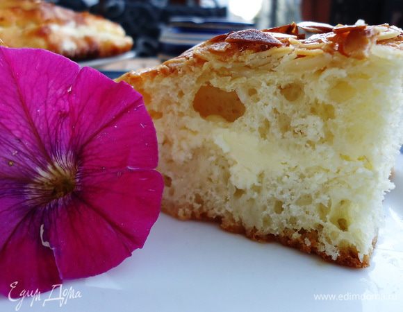 Тогда утречком можно налить себе чашечку чая и насладиться нежным, тающим во рту пирогом с хрустящей миндальной корочкой!!! Приятного аппетита, жители Едим дома!!!