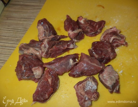 Мясо порезать на небольшие кусочки