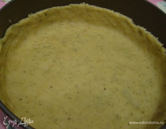 Раскатать тесто и выложить в смазанную маслом разъемную форму.