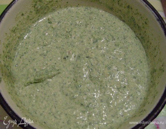 Соединить размороженный шпинат, рикотту, сливки, слегка взбитые яйца, все перемешать, добавить соль, перец