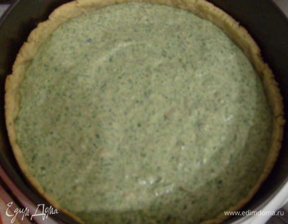 Выложить начинку на тесто и выпекать в разогретой до 180 С 30 - 40 мин.