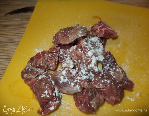 Мясо немного припудрить мукой