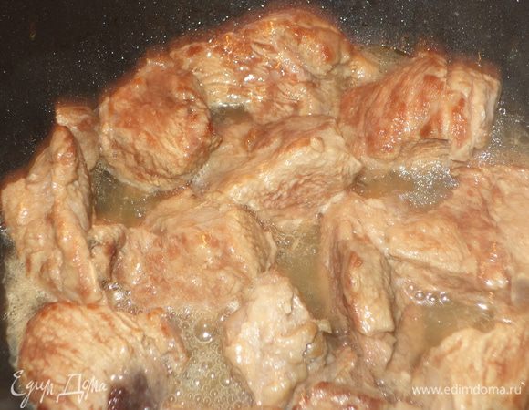 а затем убавим огонь и будем тушить до готовности ,я не добавляла дополнительно воды,мне хватило только соков самого мяса