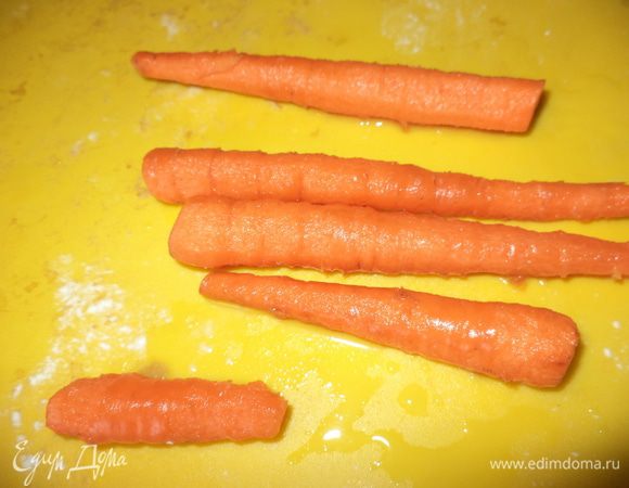 очистим морковь,у меня сейчас мелкая,соседка отдала  некондицию для  моих собак,они у меня очень любят морковку,а мне и самой ужасно нравиться такая мелкая-она очень вкусная и красивая целиком в блюдах!Как только мясо будет мягким и выкипит почти весь сок(процесс можно ускорить при готовности мяса усилив огонь!) положим туда сначала морковь и тушим минут 5-7