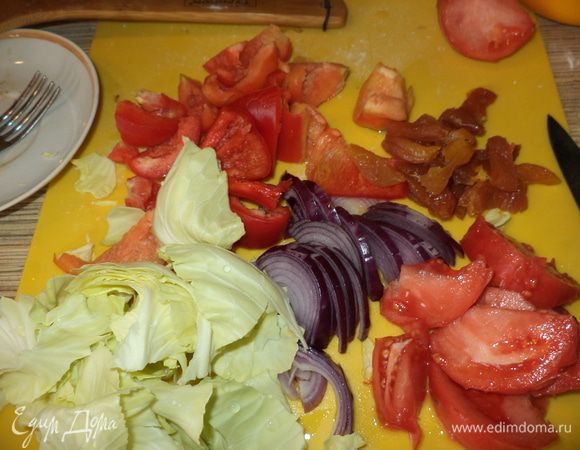 подготовим остальные овощи:лук полукольцами,перец и капусту крупными кусочками,капуста желательно что бы была не нежной,а плотной! (у меня оказалась мягковатой)курагу произвольно и томат кусочками