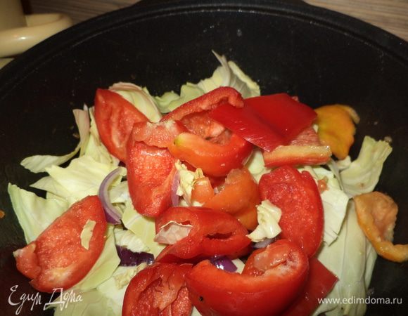 последними идут капуста и перец минут от 5,но здесь я уже слежу четко-они не должны перетушиться ,а  только слегка приготовиться и оставаться хрустящими-но не сырыми,не грех и куснуть по ходу!