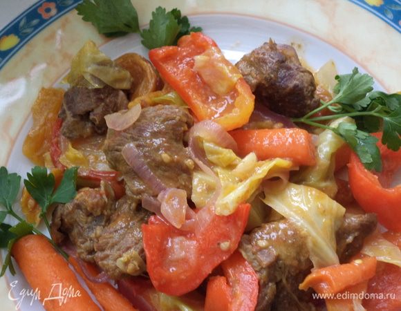 Можно раскладывать  по тарелкам и наслаждаться чудесным вкусом этого мяса и овощей