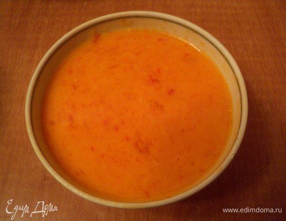 Хурму  разрезать пополам, удалить косточки и измельчить в блендере. Добавить 3 ст. ложки сахара, цедру лимона, крахмал и хорошо перемешать.