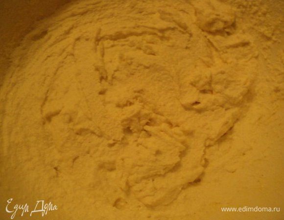 В хорошо отжатый творог добавить сахар (1 стакан) сметану, размягченное сливочное масло, ванильный сахар и хорошо взбить погружным блендером в однородную массу. Добавить манку и хорошо перемешать.