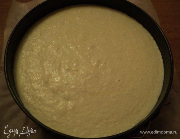 Форму для выпечки застелить пергаментом, выложить творожную массу.