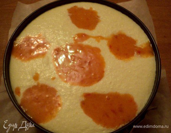 Затем по 2-3 ст.ложки выложить  начинку из хурмы кучками симметрично по творожной массе.