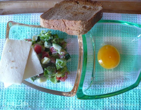 Хлеб подсушить в тостере. Мелкими кубиками нарезать огурчик, помидорку и листья салата. Овощи смешать с соусом «цезарь». 