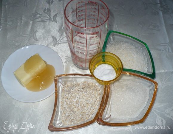 Духовку разогреть до 180. В сотейнике распустить масло и мед до однородности. Соду погасить в 2 ст/л кипятка. 