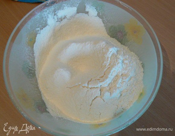 Смешать муку с разрыхлителем и солью.