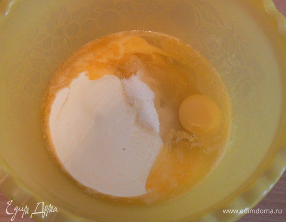 растопить масло,добавить сахар,соль, яйца.сметану