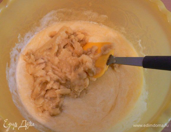 добавить размятые бананы