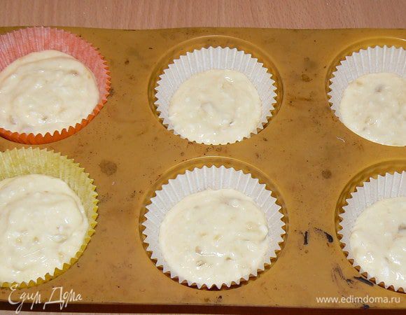 распределяем тесто по формочкам,выпекаем до золотистого цвета,проверяем деревянной шпажкой