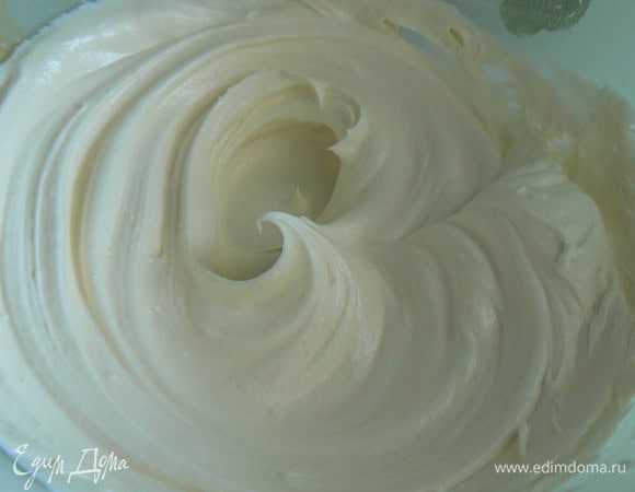 взбиваем сливки с сахаром