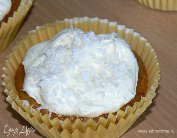 После того как маффины остынут, наносим сливки и посыпаем кокосовой стружкой
