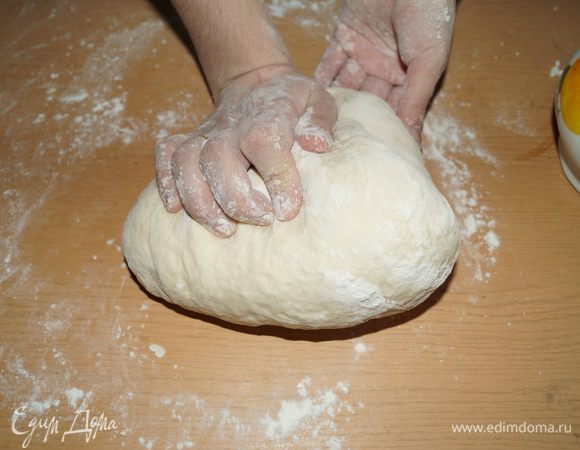 Для приготовления теста: насыпать муку горкой и сделать в ней углубление, посолить, добавить яйца и немного воды начать замешивать тесто, подливая воду. Тесто должно получиться хорошо вымешанным, эластичным, не прилипающим к рукам. Завернуть тесто в пищевую пленку и дать ему отдохнуть при комнатной температуре минут 30.