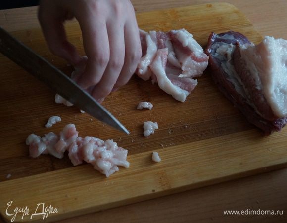 Пока тесто отдыхает, беремся за начинку, прослойку мелко мелко режем, 