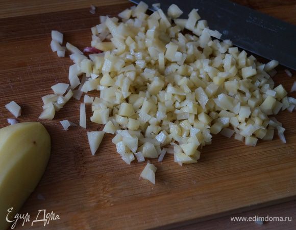 картошечку очень мелко рубим, лук также мелко режем и обжариваем до золотистого цвета