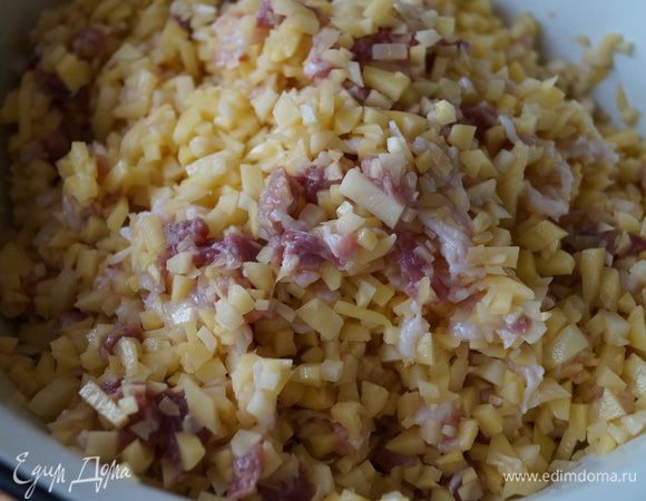 В одном блюде смешиваем прослойку, рубленную картошку, обжаренный лук, солим, перчим.