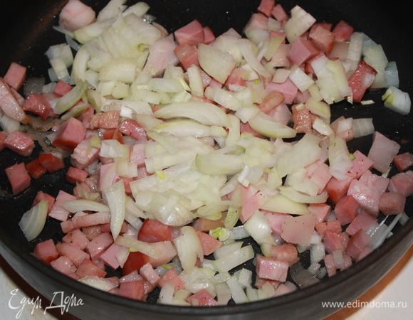 Мелкими кубиками нарезать бекон. Положить в глубокую сковороду с толстым дном, вытопить жир, добавить лук, обжаривать на небольшом огне примерно 10 минут. У сердца удалить все сосуды и прожилки, нарезать кубиками, добавить в сковороду с луком, увеличить огонь до сильного, обжаривать, все время помешивая, до румяной корочки со всех сторон. 