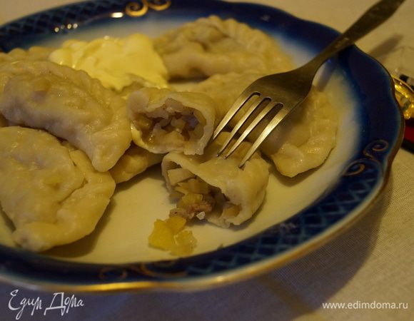 Отвариваем вареники в подсоленой воде. Дожидаемся когда они всплывут и варим еще 3-4 минуты