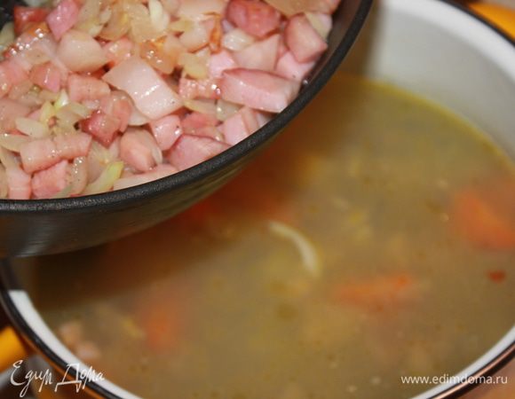 Положить содержимое сковороды в кипящий бульон. Варить на минимальном огне 30 минут. 