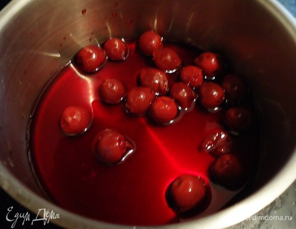 Займемся соусом. Смешать вишню, вишневый сок, бульон и вино в кастрюльке, поставить на медленный огонь.