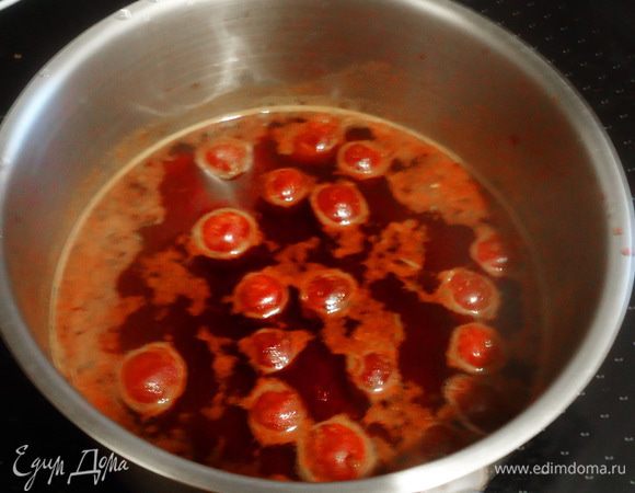 Добавить все специи. Дать 15 мин покипеть, накрыв крышкой. Крахмал растворить в 1 ст л воды, чтобы не было комочков и влить тонкой струйкой в соус. Постоянно аккуратно помешивая венчиком, доводим до загустения. 