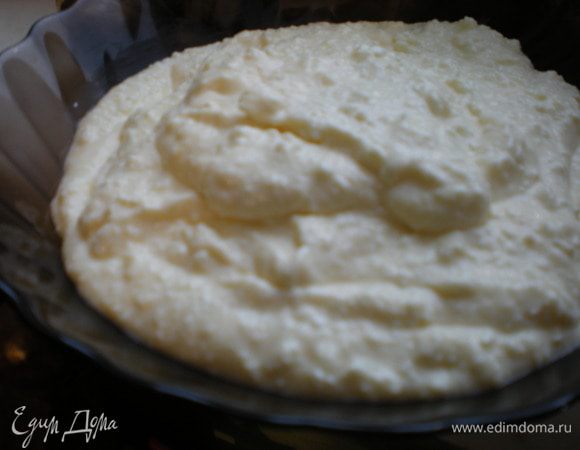 К яйцам добавляем разбухшую манную крупу, творог и соль. Взбиваем все миксером и выливаем в подготовленную форму. Выпекаем 40 - 45 минут в предварительно разогретой духовке до 200* или в пароварке.