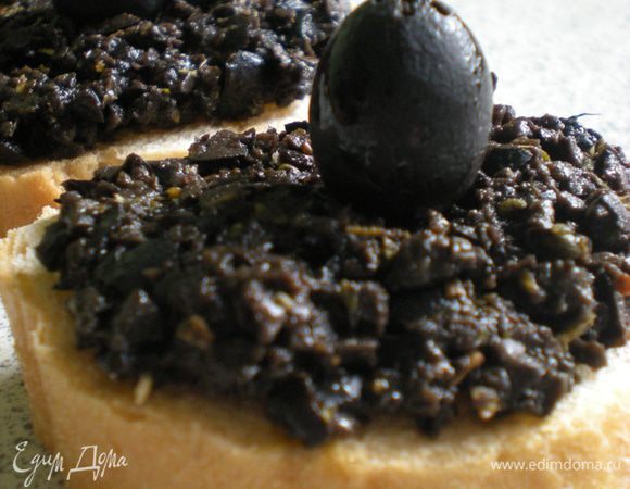 Оливковым пюре намазать тосты. Украсить одной оливкой. 