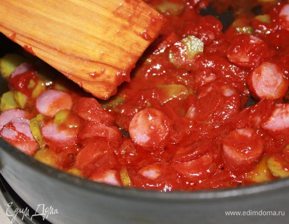 Довести до кипения, выложить содержимое сковороды в солянку. Посолить, поперчить. Томить под крышкой еще 15 минут. Подавать солянку горячей со сметаной, лимоном, маслинами и рубленной петрушкой. 