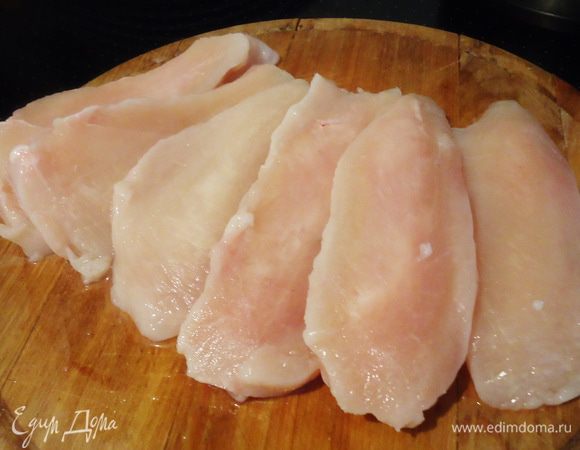 Теперь займемся мясом. Нарезаем грудки на шницели толщиной около 5 мм. Солим, перчим.