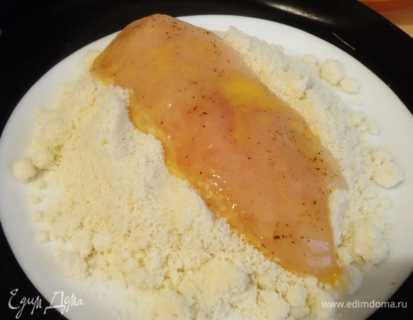Каждое филе окунаем в яичную смесь, затем в миндаль. Обжариваем на среднем огне с каждой стороны по 5 мин.