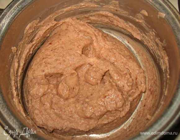 Фасоль замочить на ночь, утром воду слить, промыть, залить холодной водой и поставить на огонь. Когда фасоль закипит дать ее покипеть минут 5 (появиться пена), воду слить промыть фасоль холодной водой и кастрюлю тоже охладить, снова залить холодной водой и варить до готовности. Фасоль протереть блендеров в пюре, посолить, поперчить, добавить растительное масло. Все фасоль готова.