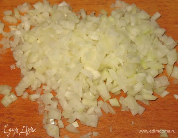Лук нарезать мелкими кубиками. Чеснок пластинками.