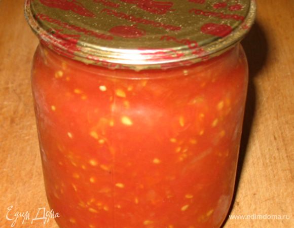 Помидоры натереть на терке. Зимой я использую заправку, готовлю ее так с помидор снимаю кожицу и разбиваю их блендером. Кипячу 5 минут, разливаю по банкам и закатываю, переворачиваю верх горлышком и укутываю до полного остывания.