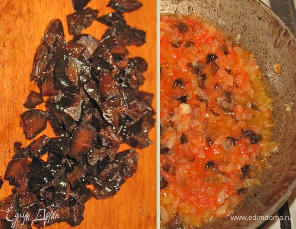 Мелко режу чернослив и добавляю к луку с помидорами. Готовлю до полного выпаривания жидкости, солю, перчу по вкусу. Если не любите чернослив то  не добавляйте (и так вкусно получается).