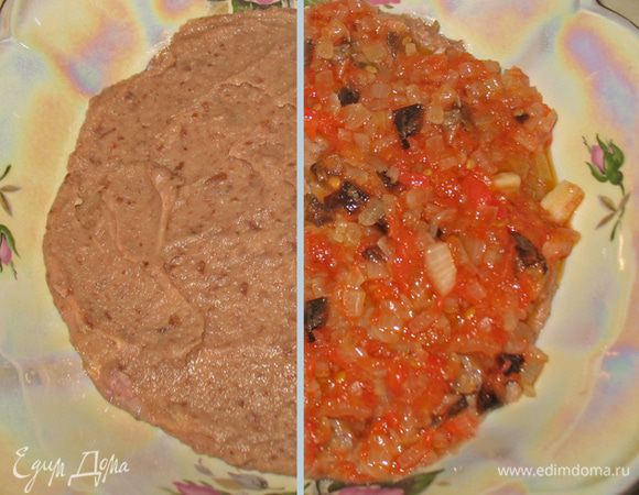 На дно тарелки выкладываю половину фасоли, сверху половину лука с помидорами, дальше вторая половина фасоли и лук с помидорами. Дать настояться 30 минут. 