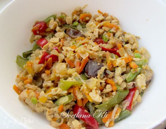 Все овощи и мясо курицы нарезать мелким кубиком.выложить все в форму для запекания, где вы будете печь пирог.
 Смешать, посолить, поперчить. сдобрить специями и чесноком, полить маслом и соевым соусом.
