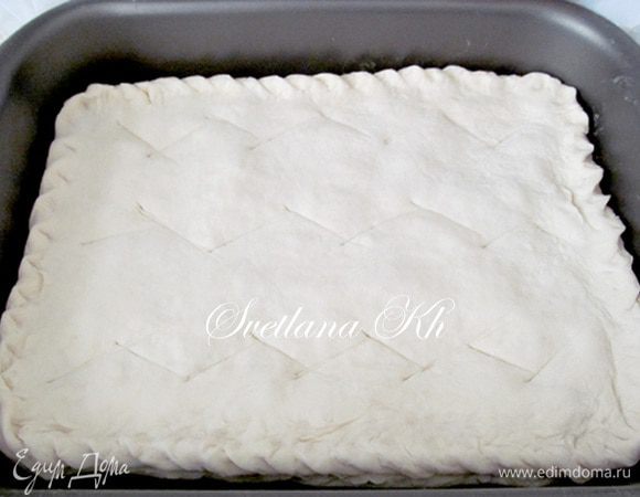 Тесто раскатать не толсто и не тонко по  вашей форме  и выложить поверх начинки. Начинку накрыть  тестом.   Края тщательно  подвернуть  внутрь, прижать, наколоть, смазать сметаной и поставить в духовку при 180 гр на 50-60 минут. Если верх начнет быстро зажариваться- закрыть фольгой.  За 10 минут до окончания фольгу снять.

