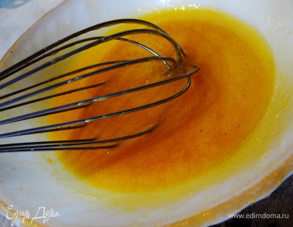 Яйца взбить с сахаром в пену.
